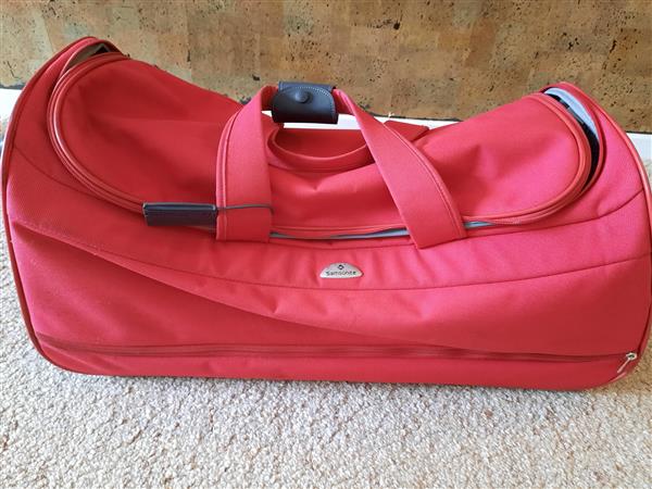 Grote foto rode reistas samsonite met wieltjes en handvat sieraden tassen en uiterlijk reistassen