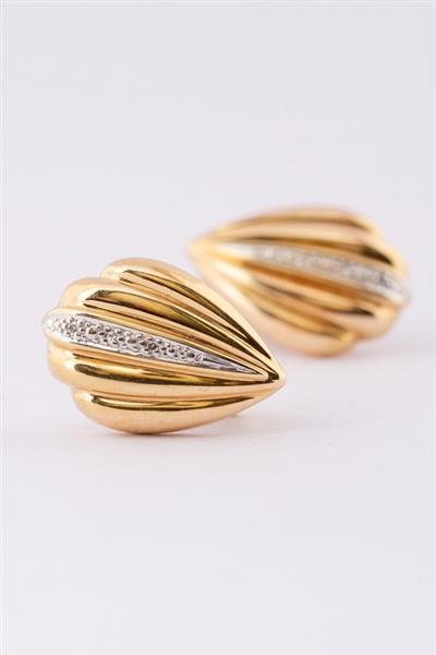 Grote foto gouden oorclips met in elk 3 diamanten kleding dames sieraden