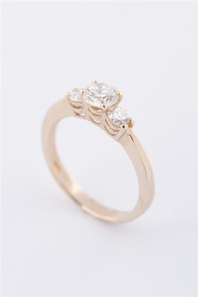 Grote foto gouden trilogie ring met in het midden een briljant van 0.63 ct. totaal 0.89 ct. kleding dames sieraden