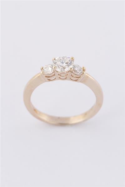 Grote foto gouden trilogie ring met in het midden een briljant van 0.63 ct. totaal 0.89 ct. kleding dames sieraden