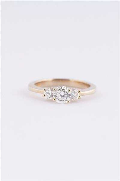 Grote foto gouden trilogie ring met in het midden een briljant van 0.63 ct. totaal 0.89 ct. kleding dames sieraden