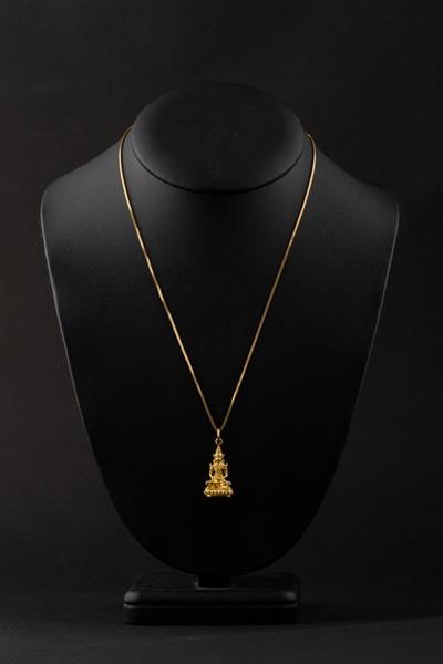 Grote foto gouden massieve boeddha hanger aan gouden collier kleding dames sieraden