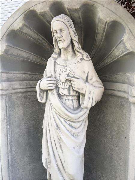 Grote foto jezus heilig hart beeld in bidkapel vol steen prachtige verschijning tuin en terras tuindecoratie