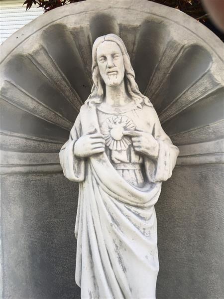 Grote foto jezus heilig hart beeld in bidkapel vol steen prachtige verschijning tuin en terras tuindecoratie