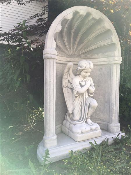 Grote foto mooi knielend engelbeeld vol steen in bidkapel vol steen. tuin en terras tuindecoratie