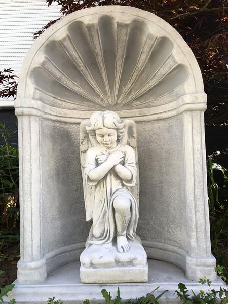 Grote foto mooi knielend engelbeeld vol steen in bidkapel vol steen. tuin en terras tuindecoratie