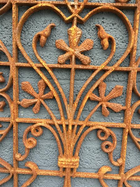 Grote foto cast iron deur raam rooster wandornament mooi smeedwerk stuk. tuin en terras hekken en schuttingen