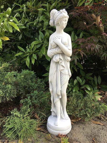 Grote foto prachtig vol wit stenen beeld van een erotisch geklede staande dame super mooi voor in de tuin tuin en terras tuindecoratie