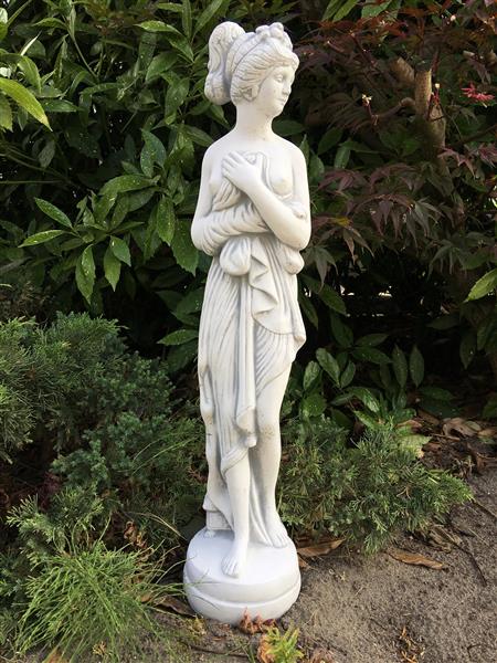 Grote foto prachtig vol wit stenen beeld van een erotisch geklede staande dame super mooi voor in de tuin tuin en terras tuindecoratie