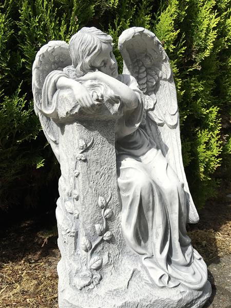 Grote foto engel zittend tegen een boom uit vol steen prachtig om te zien tuin en terras tuindecoratie