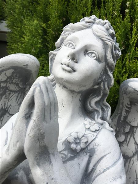 Grote foto mooie engel graf engel vol steen antiek wit. tuin en terras tuindecoratie