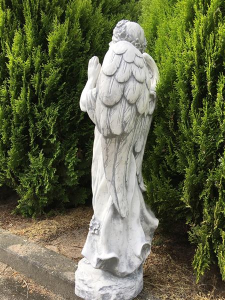 Grote foto mooie engel graf engel vol steen antiek wit. tuin en terras tuindecoratie