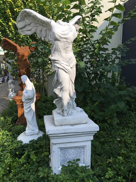 Grote foto prachtig massief engel nik beeld op sokkel uniek tuin en terras tuindecoratie