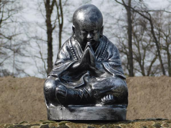 Grote foto shaolin monnik biddend polystone grijs met zwart tuin en terras tuindecoratie