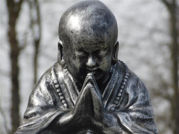 Grote foto shaolin monnik biddend polystone grijs met zwart tuin en terras tuindecoratie