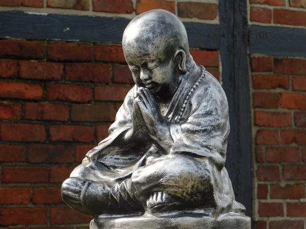 Grote foto shaolin monnik biddend polystone grijs met zwart tuin en terras tuindecoratie