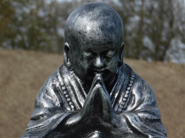 Grote foto shaolin monnik biddend polystone grijs met zwart tuin en terras tuindecoratie