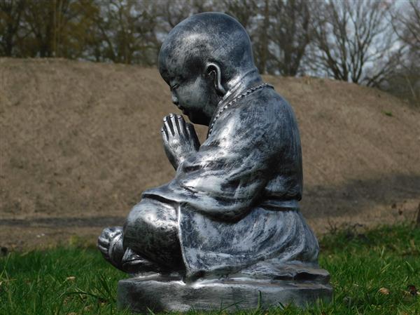 Grote foto shaolin monnik biddend polystone grijs met zwart tuin en terras tuindecoratie