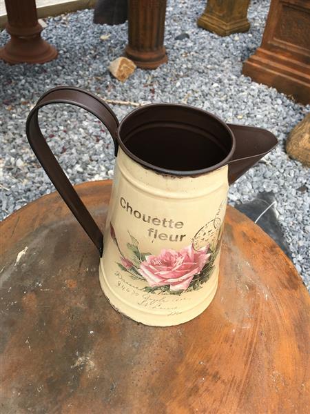 Grote foto vintage flower jug blikje karaf rustiek melk kan tuin en terras tuindecoratie