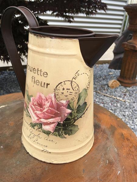 Grote foto vintage flower jug blikje karaf rustiek melk kan tuin en terras tuindecoratie