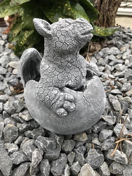 Grote foto stenen figuur dinosaurus baby in het ei draak figuur dierfiguur kleine draak in het ei tuin en terras tuindecoratie