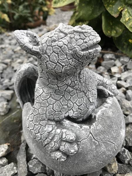 Grote foto stenen figuur dinosaurus baby in het ei draak figuur dierfiguur kleine draak in het ei tuin en terras tuindecoratie