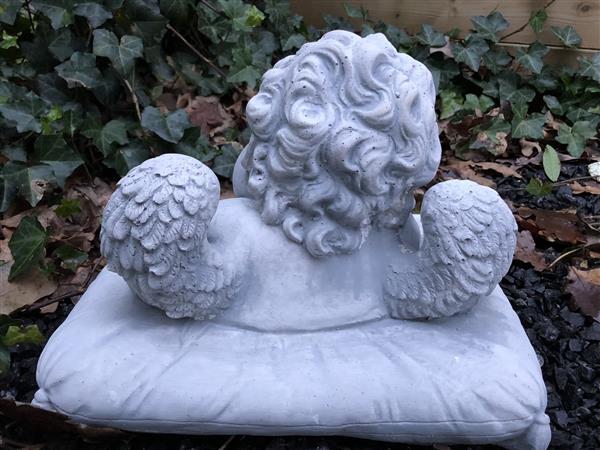 Grote foto engel op kussen een mooi beeld voor plechtigheid. tuin en terras tuindecoratie