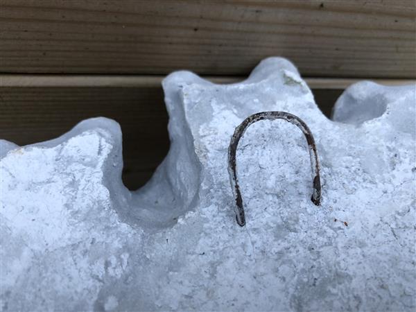 Grote foto wandornament steen waterbad vogelbad met 3 kikkers horen zien en zwijgen. tuin en terras tuindecoratie