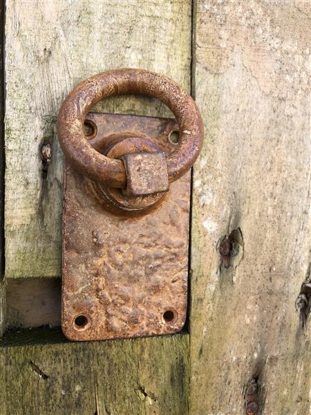 Grote foto rustieke ring als deursluiter poortsluiter rust bruin metaal. doe het zelf en verbouw materialen en producten