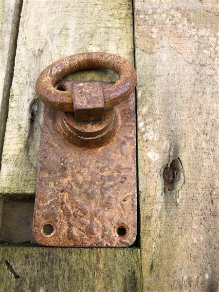 Grote foto rustieke ring als deursluiter poortsluiter rust bruin metaal. doe het zelf en verbouw materialen en producten