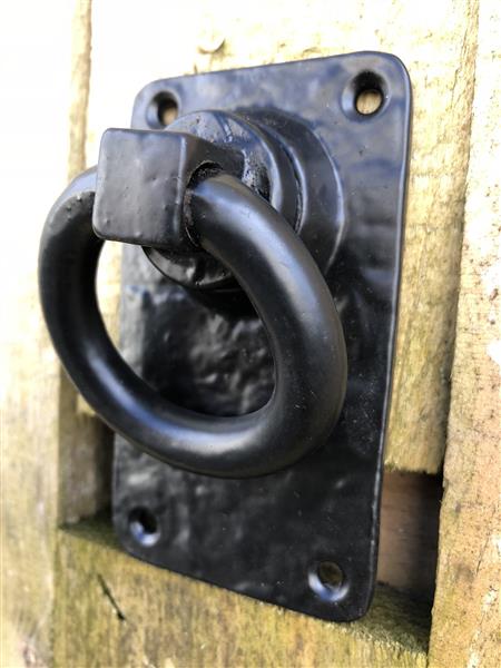 Grote foto rustieke ring als deursluiter poortsluiter zwart gecoat metaal. doe het zelf en verbouw materialen en producten