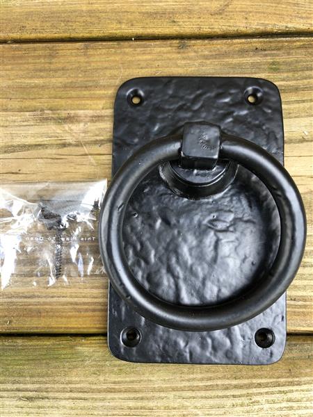 Grote foto rustieke ring als deursluiter poortsluiter zwart gecoat metaal. doe het zelf en verbouw materialen en producten