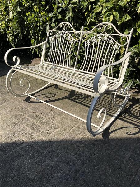 Grote foto prachtige vol smeedijzeren schommelbank old white echt een eye catcher tuin en terras tuindecoratie