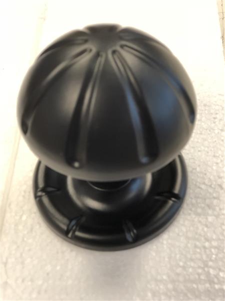 Grote foto mooie zwarte forse deurknop metaal zwart met voetrozet zwart. vast staand doe het zelf en verbouw materialen en producten