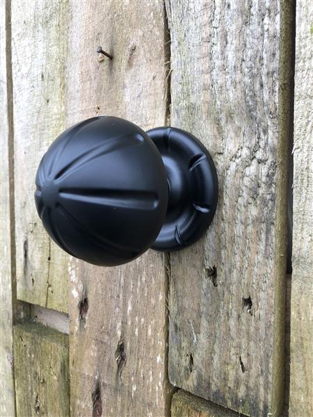 Grote foto mooie zwarte forse deurknop metaal zwart met voetrozet zwart. vast staand doe het zelf en verbouw materialen en producten