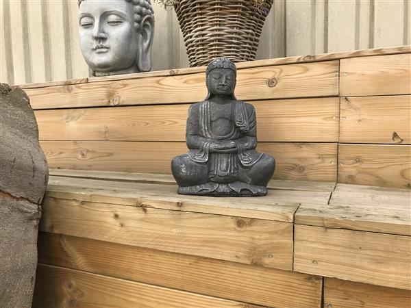 Grote foto boeddha met handgebaar meditatie gemaakt van vol steen. tuin en terras tuindecoratie