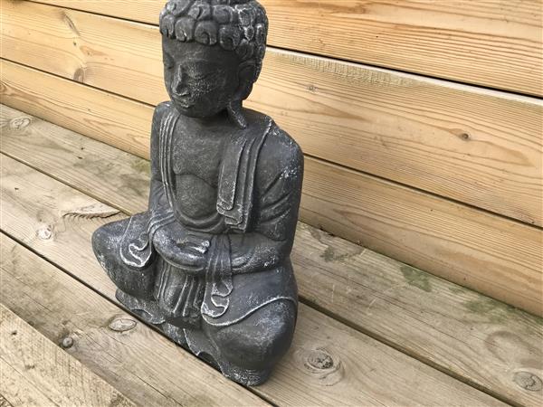 Grote foto boeddha met handgebaar meditatie gemaakt van vol steen. tuin en terras tuindecoratie