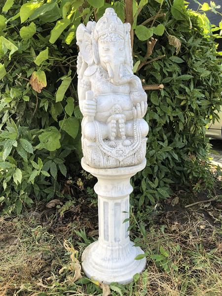 Grote foto beeld ganesha op sokkel een hindoestaanse god vol stenen beeld tuin en terras tuindecoratie