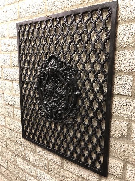 Grote foto cast iron deur raam rooster wandornament zwart mooi smeedwerk huis en inrichting woningdecoratie
