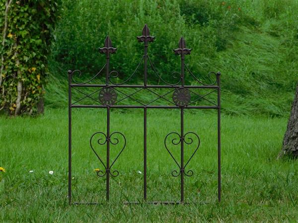 Grote foto hekwerk met franse lelies smeedijzer donkerbruin sierhek tuin en terras tuindecoratie