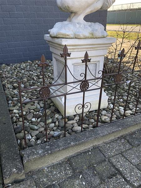 Grote foto hekwerk met franse lelies smeedijzer donkerbruin sierhek tuin en terras tuindecoratie