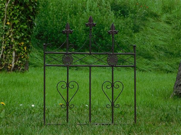 Grote foto hekwerk met franse lelies smeedijzer donkerbruin sierhek tuin en terras tuindecoratie