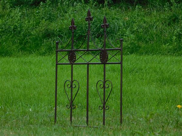 Grote foto hekwerk met franse lelies smeedijzer donkerbruin sierhek tuin en terras tuindecoratie