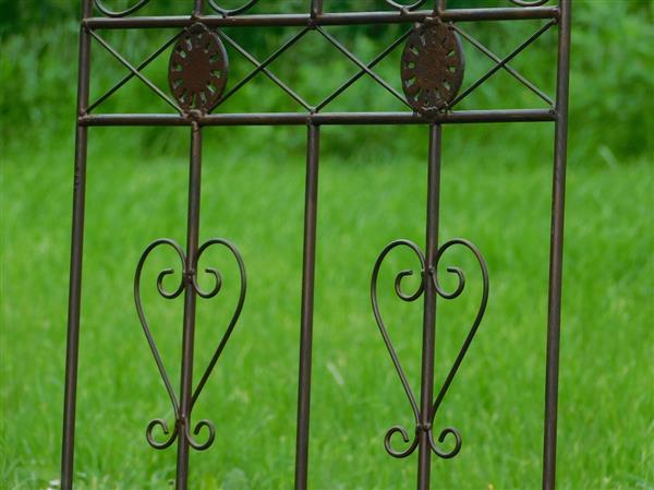 Grote foto hekwerk met franse lelies smeedijzer donkerbruin sierhek tuin en terras tuindecoratie