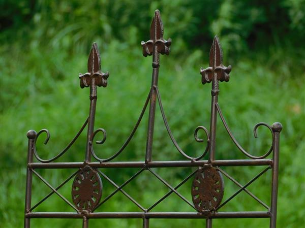 Grote foto hekwerk met franse lelies smeedijzer donkerbruin sierhek tuin en terras tuindecoratie