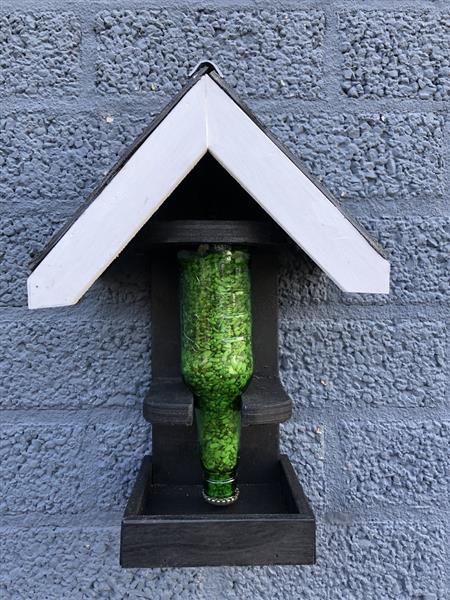 Grote foto fraai houten vogel voeder huis met bekende voedersilo tuin en terras tuindecoratie