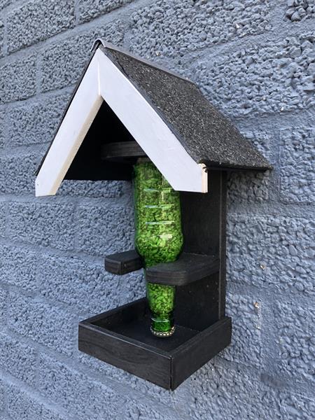 Grote foto fraai houten vogel voeder huis met bekende voedersilo tuin en terras tuindecoratie
