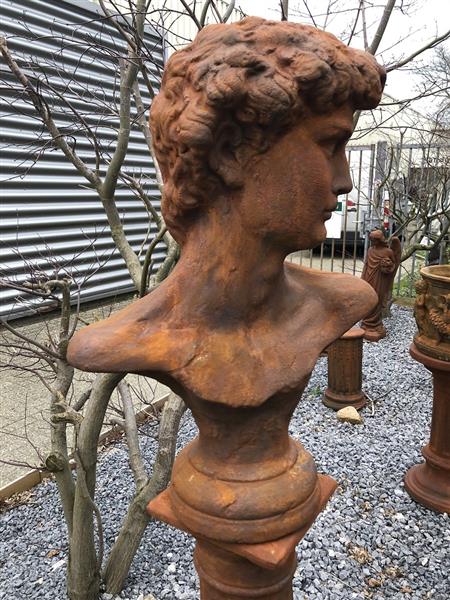 Grote foto sculptuur david massief steen oxide imponerend fraai tuin en terras tuindecoratie