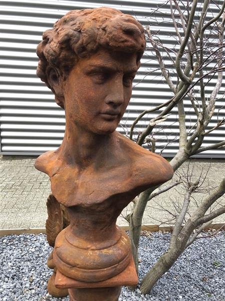 Grote foto sculptuur david massief steen oxide imponerend fraai tuin en terras tuindecoratie