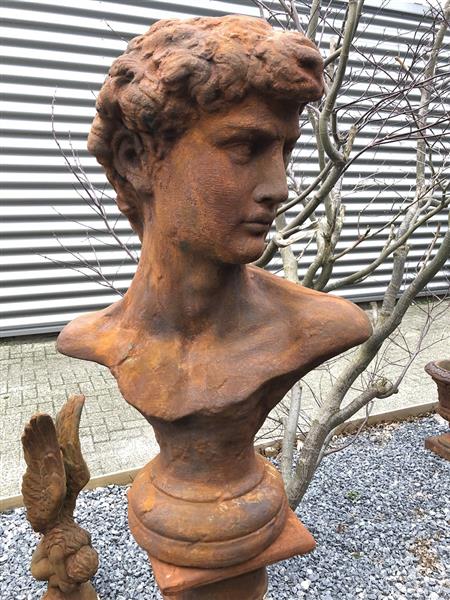 Grote foto sculptuur david massief steen oxide imponerend fraai tuin en terras tuindecoratie